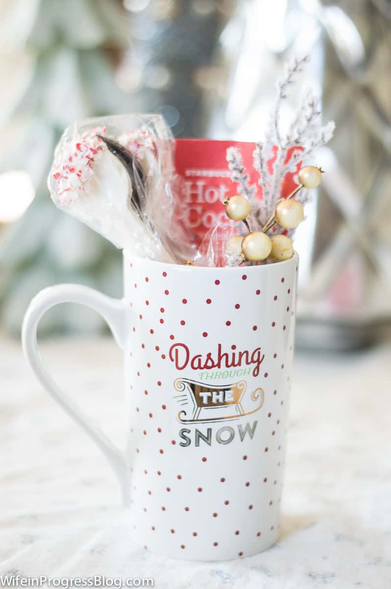 What a cute gift idea! Chocolate spoons dipped in crushed candy canes. Add a packet of hot chocolate and a cute mug and it's an instant holiday gift!